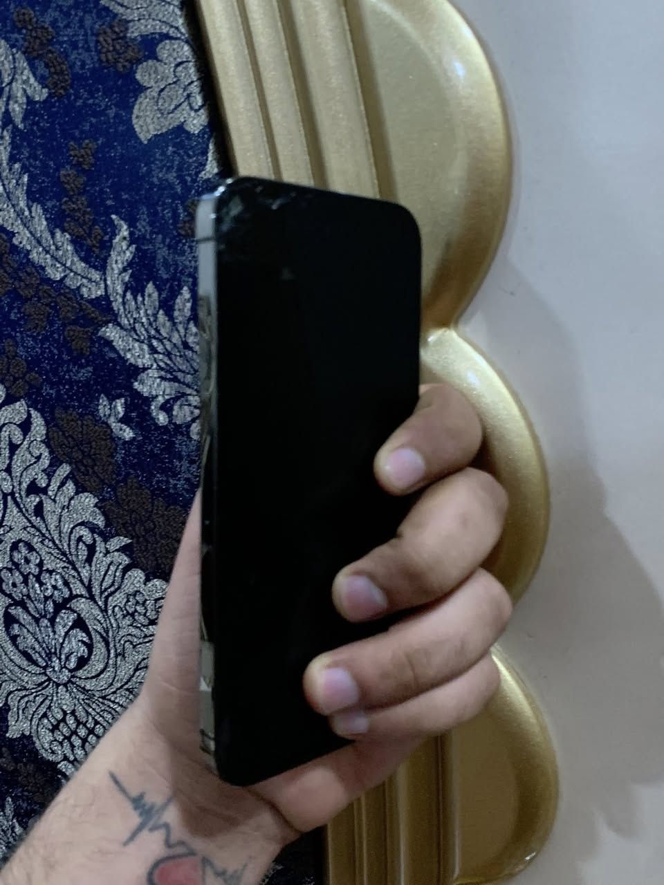 ايفون 13 برو ماكس
ذاكرة 265 
كارتونة اصلي
بطارية 81 
جهاز مال بيت نضيف 
اول مانزل اخذتة 
وكع وصارت فطر بل كلاس من فوك يعني مو شاشة كلاس فقط 
مكاني بغداد البلديات 
450
***********
