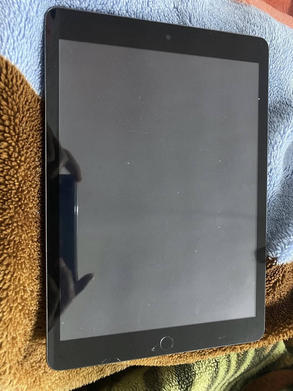 ايباد 9 ذاكرة64 بي هاي الفطرين موضح بالصورة والبصمة متشتغل الدكمة عادي مابيها شي وياه جهاز تبريد للبيع فقط السعر 180 مكاني بغداد البلديات ***********
