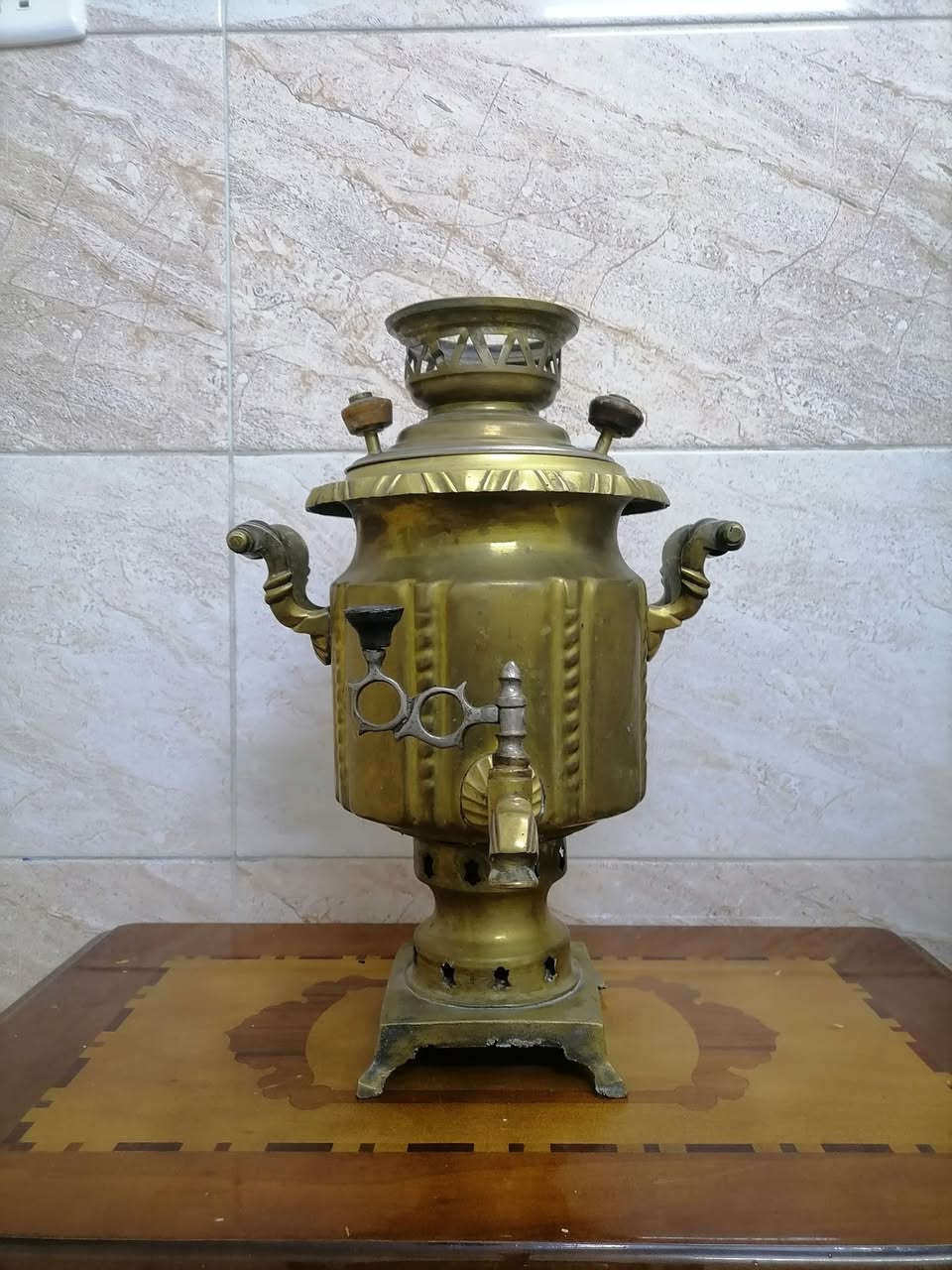 السلام عليكم ورحمة الله وبركاته جبنالكم تحفه فنيه سماور عل فحم ارتفاع ٣٨ ما بي ختم ما اعرف شنو صناعتو للبيع السعر خاص مكان موصل يوجد توصيل كافه محافظة العراق وهذا رقمي *********** موجود واتساب علا هذا الرقم
