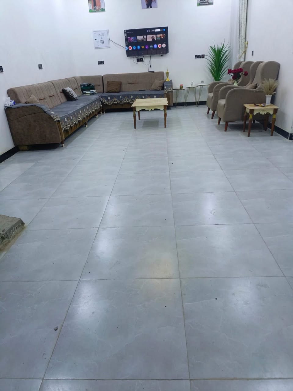 دار للبيع او المراوس  بفرع المغتسل شارع ملعب المختار خلف محطه الغسل السيارات طابو زراعي المساحه 250 بناء حديث غرفتين2 5×4ونص صاله 9×4 مطبخ 6×5 ديوانيه 7×4 ونص طارمه كبيره حديقه صحيات داخليه وخارجيه السطح شتايكر
 البيت السعر 130 مليون وبيه مجال 
للتواصل
 ***********
***********
