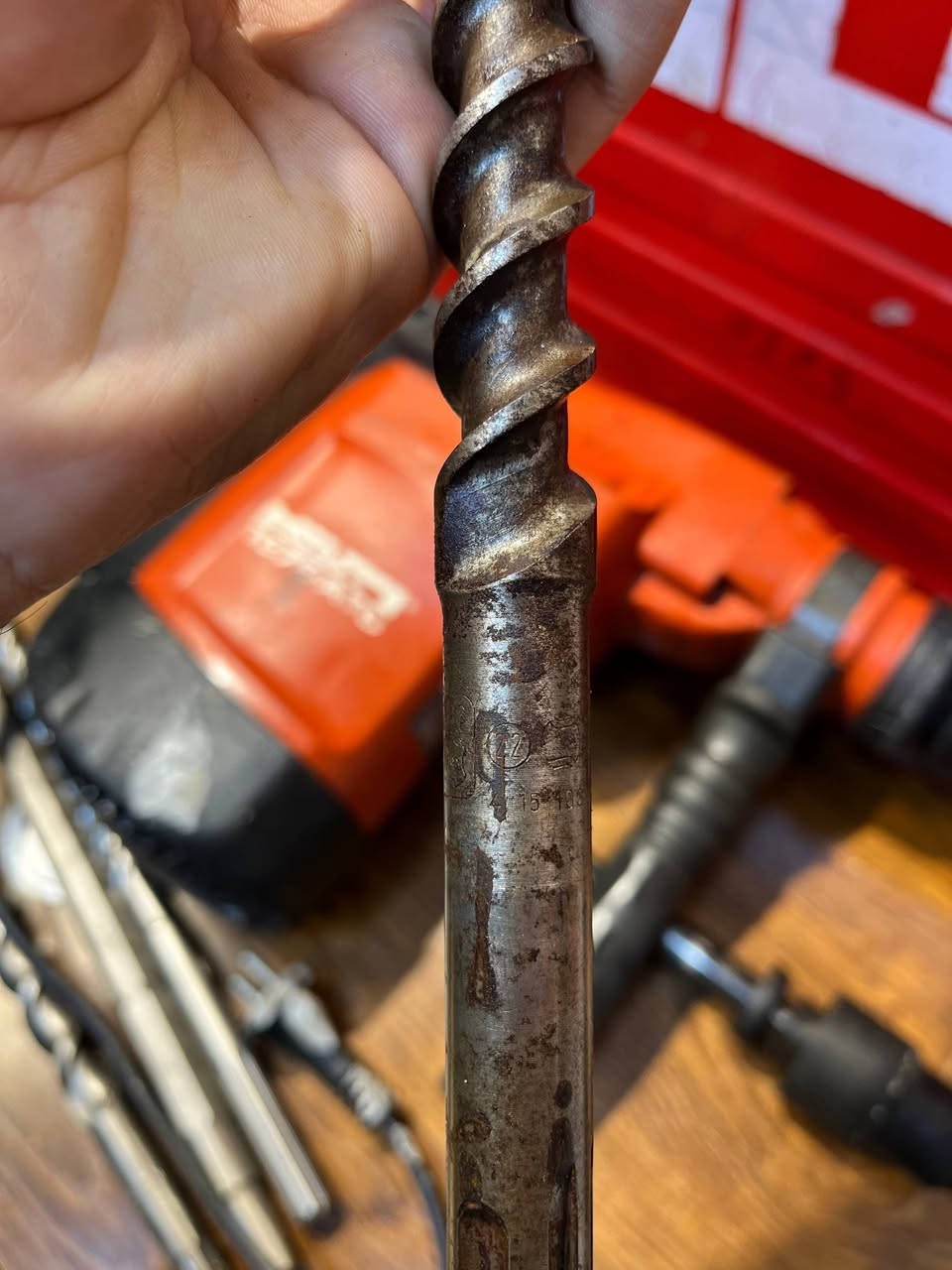 دريل هلتي Hilti TE 76-ATC الأصلي
• الواط: 1300 واط
• الفولت: 220–240 فولت
• النظام: SDS-MAX شروح 5
• نوع الشغل: حفر + تكسير
• تقنية ATC: حماية من اللف المفاجئ
مع براين عدد اربعة 
📍 العنوان: بغداد – جميلة – شارع خير الله
🏬 معرض: أسعد شروكي لبيع الأدوات الكهربائية والمعدات الصناعية
📞 رقم الهاتف: ***********
