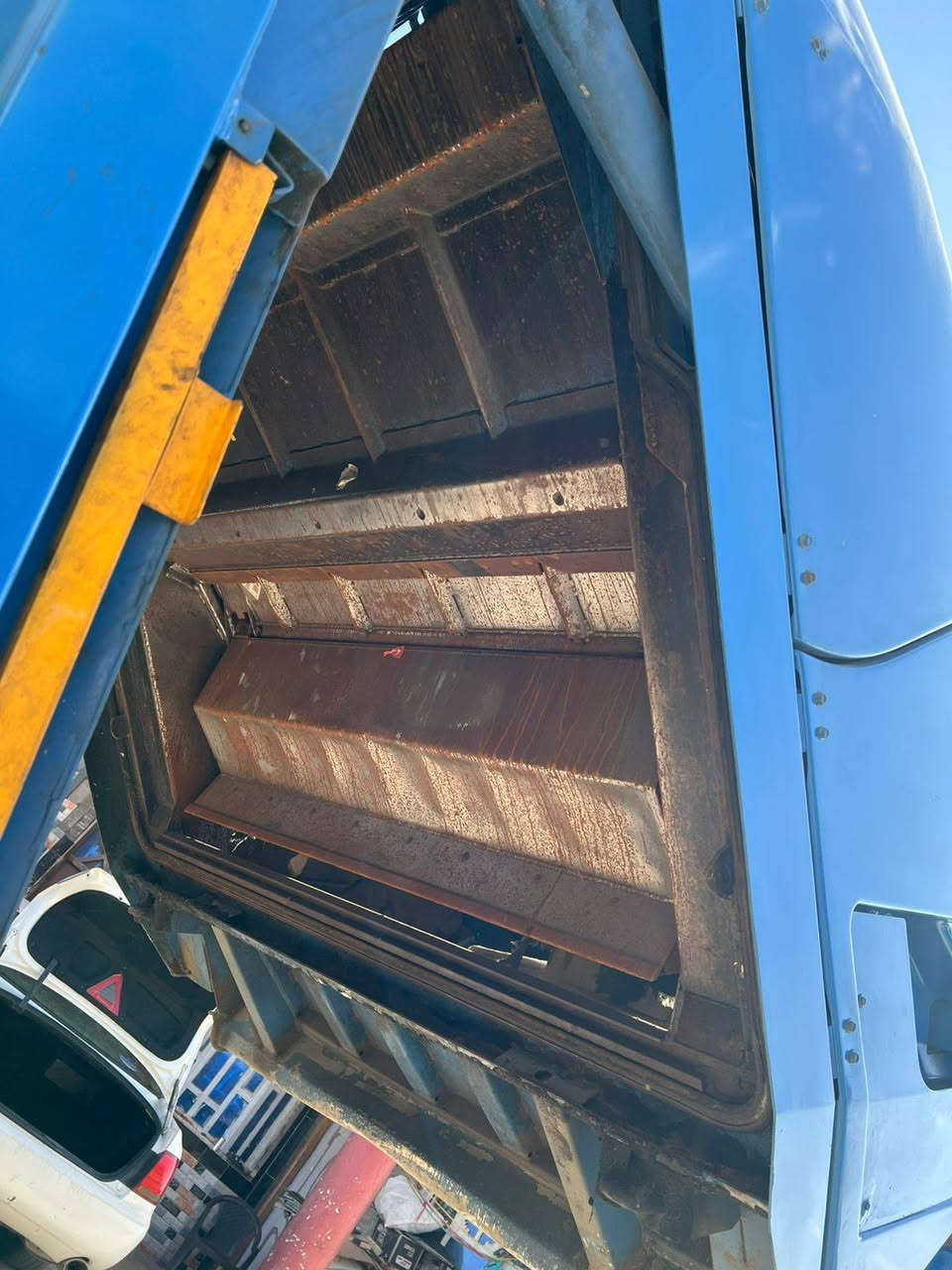 السلام عليكم هينو شيطان دخول جديد 2017رقم بصره باسمي تحويل ثاني يوم محرك 80 فول عادي 6سلندر 10مكعب رفع حاويات بلادي مكاني البصره القرنه ***********
