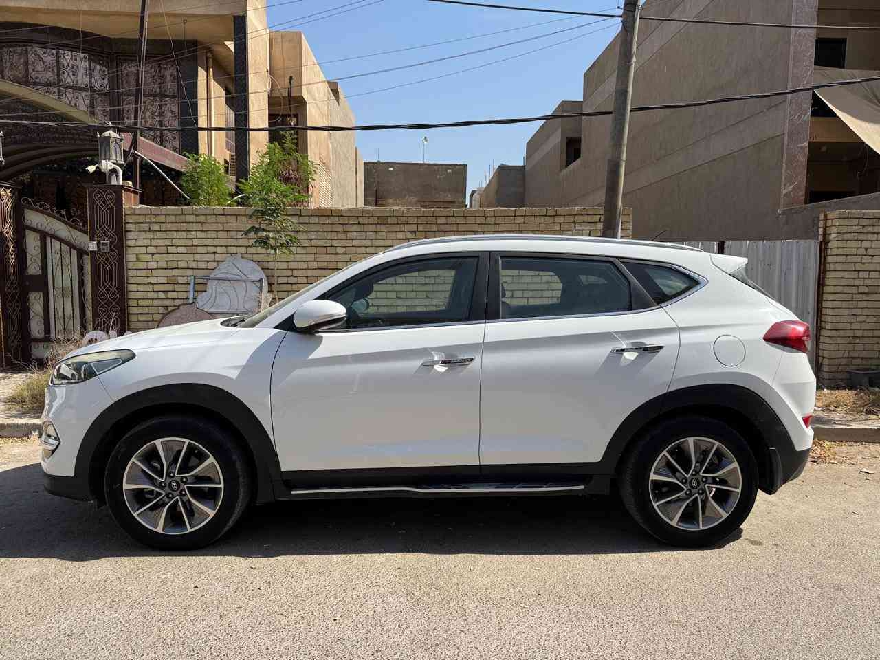 السلام عليكم
توسان 2018 خليجي 
ماشيه 65كيلومتر 
سيارة جديده جدا عل وضع الشركة مكفوله من كلشي عدا رصعه بالبنيد باقيه عل وضعها ومرفقه بالصور 
السعر 195 وقابل للتفاوض 
مكان السياره / بغداد
للاستفسار /  ***********
