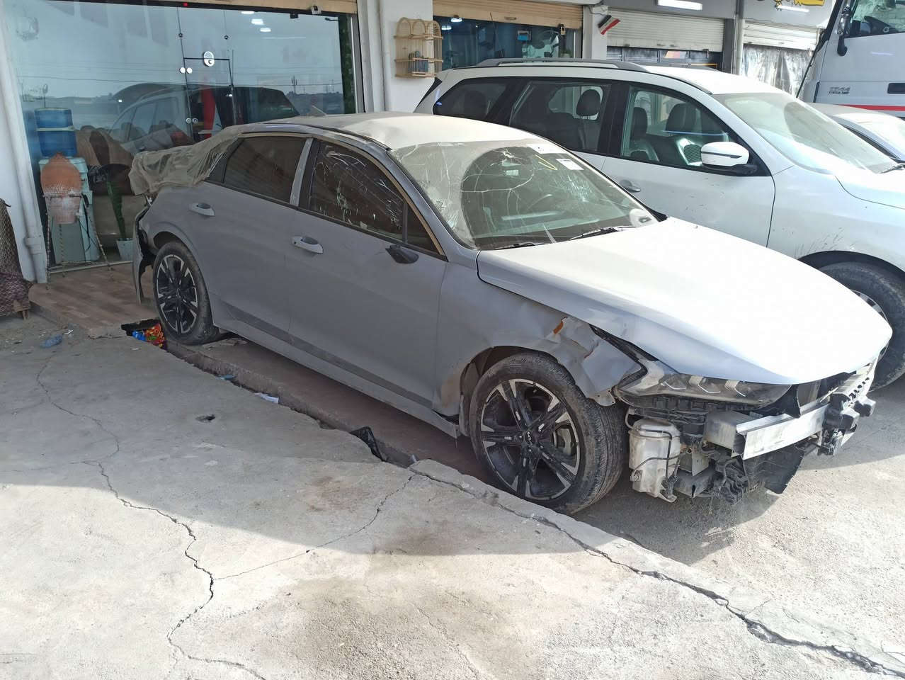 السلام عليكم
 كي فايف 
موديل 2024
منفيس نينوى 
سياره فول مواصفات ماعد بانوراما 
محرك وكير شرط  
سياره شغاله وتمشي 
سياره ضررها كما موضح بالصور بدون شواصي 
رقم الشاصي مرفق مع الصور 
السعر 113$ وبيها مجال
🛑ملاحظه مهمه
 يرجى الاتصال من  الساعه 9 صباحأ إلى الساعه 9 مساء
#العنوان موصل الجديده شارع بغداد مجاور سنتر بغداد
#مكتب ال رزان للسيارت
***********
***********
