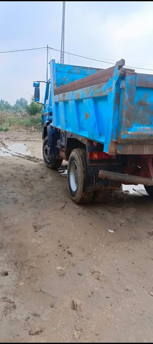 سلام عليكم البي 75 للبيع سياره جاهزه تخم تاير تبريد سنويه 2030 رقم انكليزي بسمي 
ونج بلسدر بدي مايلر مكينه V8 وكير 6 وشلعه
مكاني ناصريه شطره *********** سعر 120 وبيه مجال
