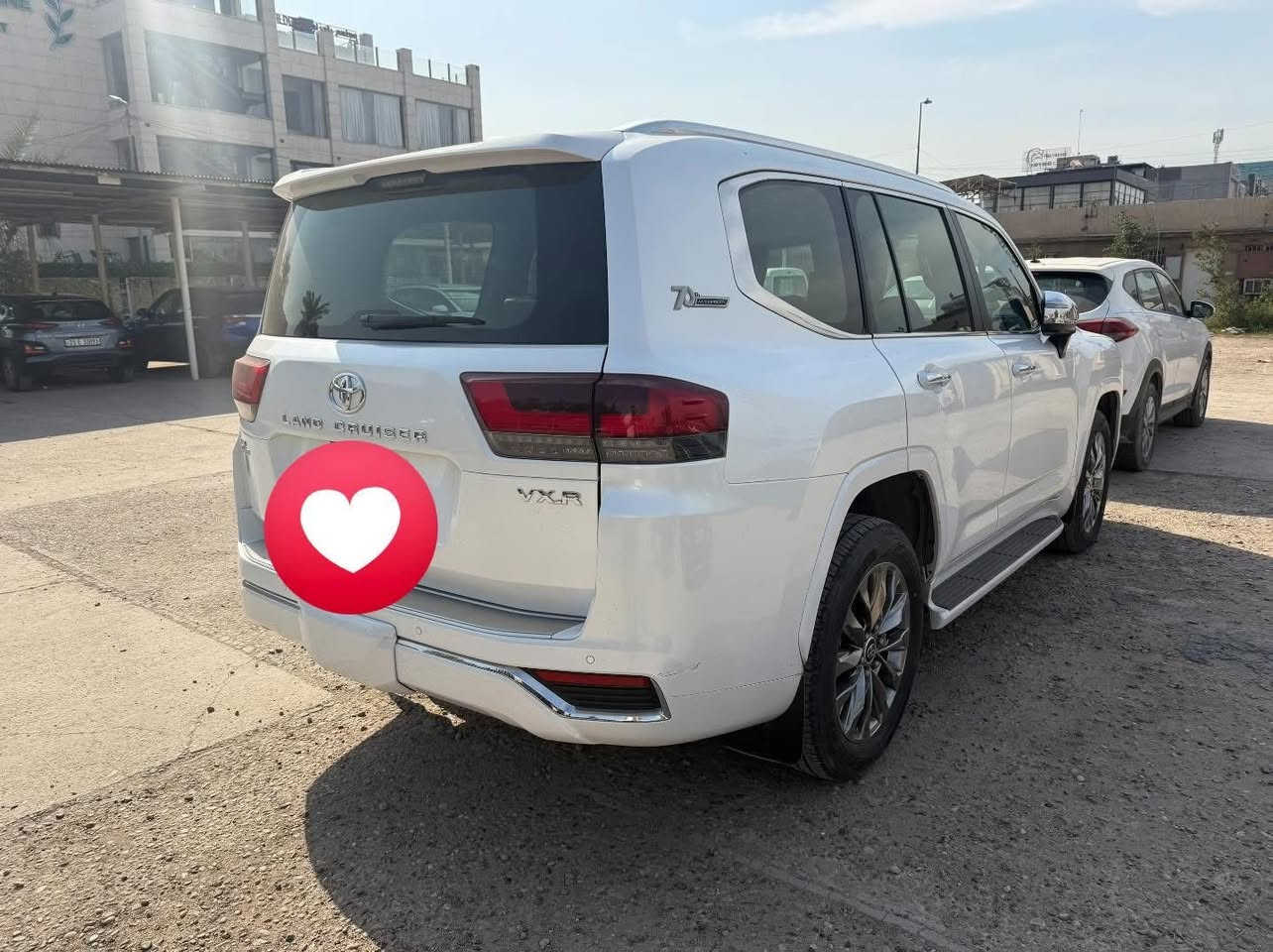 السلام عليكم 

سيارة تويوتا لاند كروز ٢٠٢٢ في اكس ار Toyota Land Cruiser VXR  موديل 2022

مكينة v.6 3.5 توين تيربو المرغوب ستة سلندر .. 
السيارة نظيفة كلش استخدام شخصي .. 

السيارة بحالة ممتازة من كل النواحي صدر مكينة ، وكلشي بيهة مرتب بدون أي ملاحظات .. 

✔️ فئة VXR اصلية بدون تحديث و لعب 
✔️ گير محرك مكفولات و مكفولة من كلشي 
✔️ صيانة منتظمة و محافظ عليهة كلش 
✔️ بدون ولا قطرة صبغ 
✔️ جاهزة للفحص بأي مكان
✔️ سيارة رفاهية + هيبة + اعتمادية 
✔️ نظام صوت JBL المميز 
✔️ تدفئة تبريد كشنات امامي و خلفي 
✔️ مقاعد ميموري للخزن 
✔️ رادارات ٣٦٠ درجة 
✔️ مري شفط 
✔️ شاشات خلفية 
✔️ شاشة كبيرة 
✔️ تبريد بيانو 
✔️ داخل احمر 
و صراحة هواية مواصفات جناية ال vxr يعرفوهة

* اللون: أبيض
* الممشى: ( ١٢١ )الف كيلو متر 
* الصبغ: بدون قطرة صبغ 
* الوارد: خليجي 

السيارة مرقمة بغداد رقم مميز 
اذا اتفقنة عالبيعة مالتهة ارقملكياهة رقم بغداد باسمك 

السعر المطلوب 76,000 $ يعني ٧ شدات و ٦٠ ورقة و بيهة مجال بسيط 

و ان شاءالله الرزق و التوفيق للجميع 

مكاني بغداد 

للتواصل على الخاص او على الرقم 
***********
