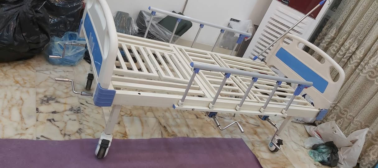 للبيع سريرطبي خمسة حركات مستخدم قليل جدآ يتقلب يمين و يسار يصبح كرسي مع طبلة طعام مع حمالة مغذي مع فراش طبي بسعر ٢٧٥ الف نهائي موجود واتساب ***********
