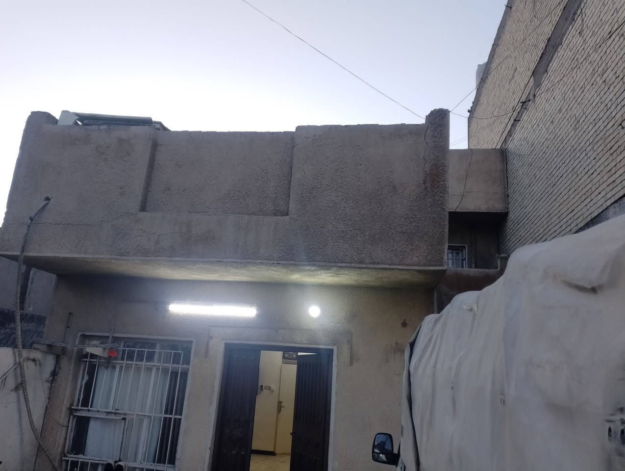 دار للبيع مساحه 182متر
نزال 26
جبهه 7
طابق ارضي استقبال طوله ٦*٤وربع. وصاله ومطبخ ٥*٣ونص وغرفه٥*٤ الطابق الثاني غرفتين نوم صاله وصحيات كامله المكان شارع الاصفر سادس فرع على اليسار من الشارع العام الاتصال على الرقم ***********
