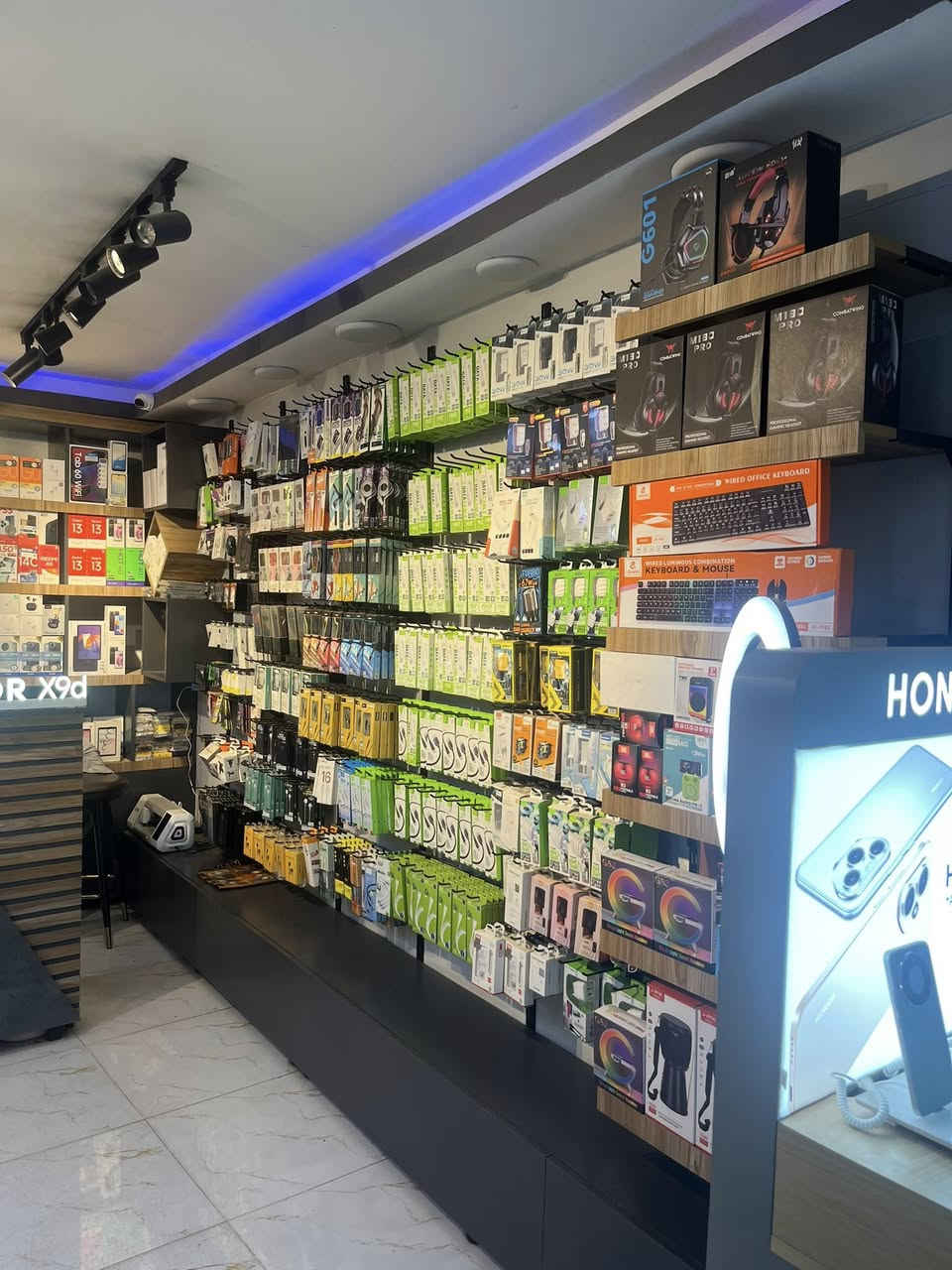 محل موبايلات للبيع
لعدم التفراغ 
موقع المحل سوق الميثاق 
للستفسار اتصل على الرقم 
0770 892 7502
