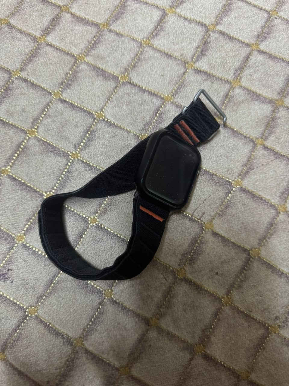 ساعه الابل الاصليه
جيل 9 بطاريه 98 كامله كارتون وكيبلهه الاصلي لون سلفر بيهه كفر ولزكه اسود 
تواصل واتساب *********** 
سعر 300 بيهه مجال شي بسيط
