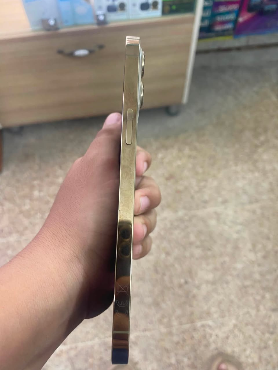 سلام عليكم آيفون 12 برو ماكس ذاكره 512  بطاريه 85 مفطور ظهر فقط بدون كارتونه سعر 500 وبي مجال للتواصل ***********

