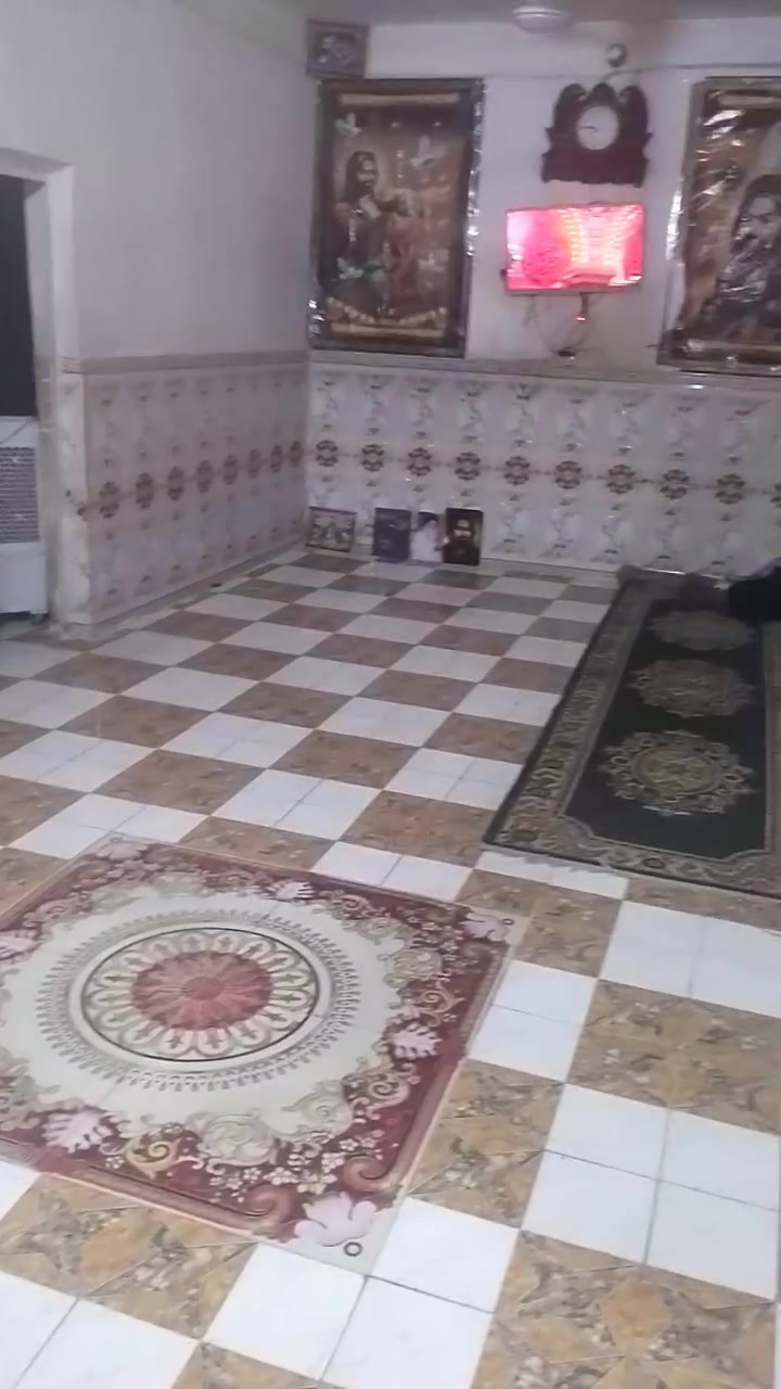 سلام عليكم بيت البيع قرفتين وصاله وستقبال ومطبخ البيت مساحته 200متر ومتوفر مي وكهربا ومجاري وتبليط باب البيت رقم الهاتف الستفسار ***********
