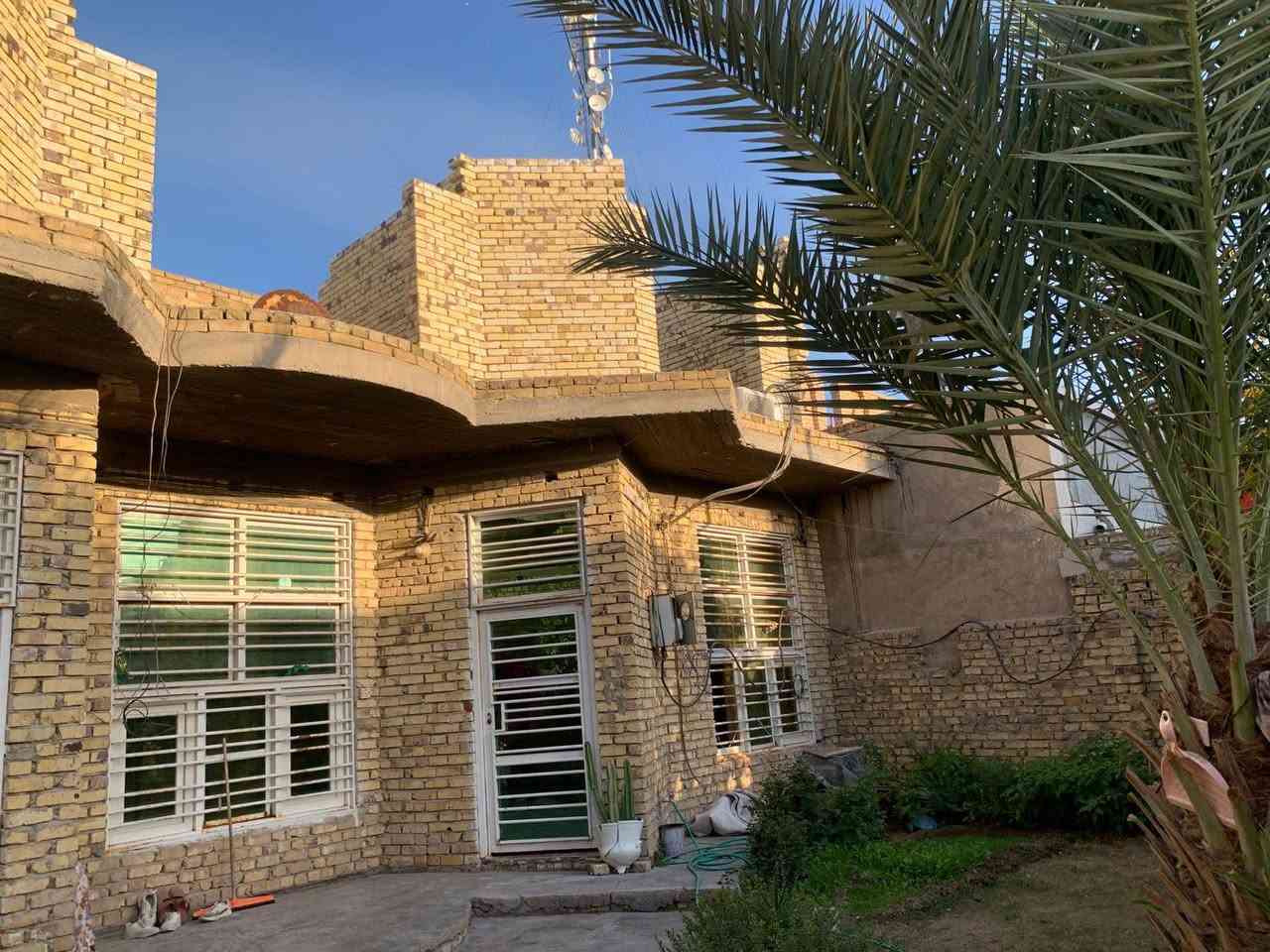 دار للبيع بناء حديث 
المساحة 250 متر 
الموقع : حي مسلم بن عقيل ( القاطع ) قرب مدرسة الصفوه جيران ( علي كاظم ال جار الله ) 
البناء مكون من طابقين الطابق الارضي كامل
مكون من غرفة عدد 1
وصالة
واستقبال 
ومطبخ
ومجمع صحي
( ومناور عدد 2 ) وتواليت بالمنور خارجي
وحديقة 

الطابق الثاني هيكل
مكون من 3 غرف
وصالة 
ومجمع صحي متكامل 

للاستفسار اكثر التواصل علئ الارقام متواجدين علئ الواتساب والماسنجر 

*********** / ***********
