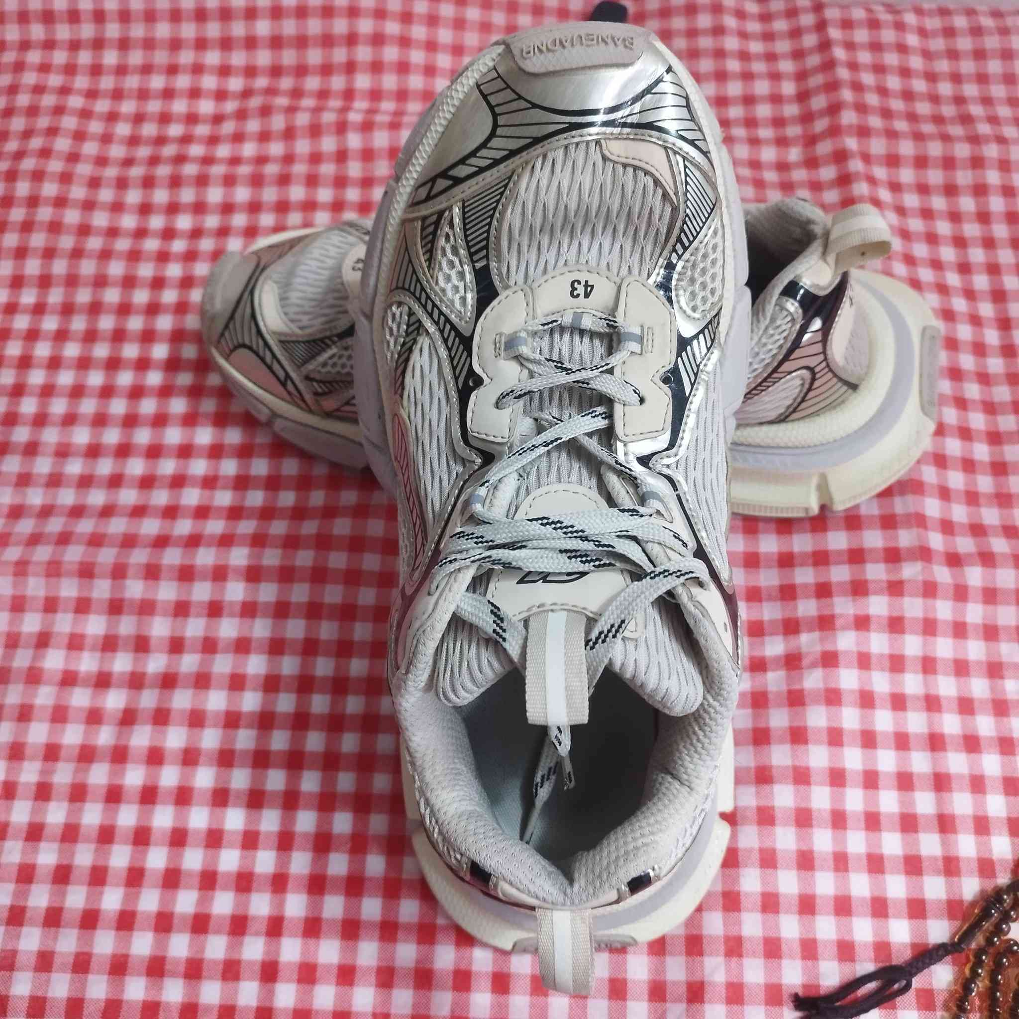 السلام عليكم اخوان
بلنسياگه قياس 43 نظافه فول
سعره 25 الف قفل
***********
