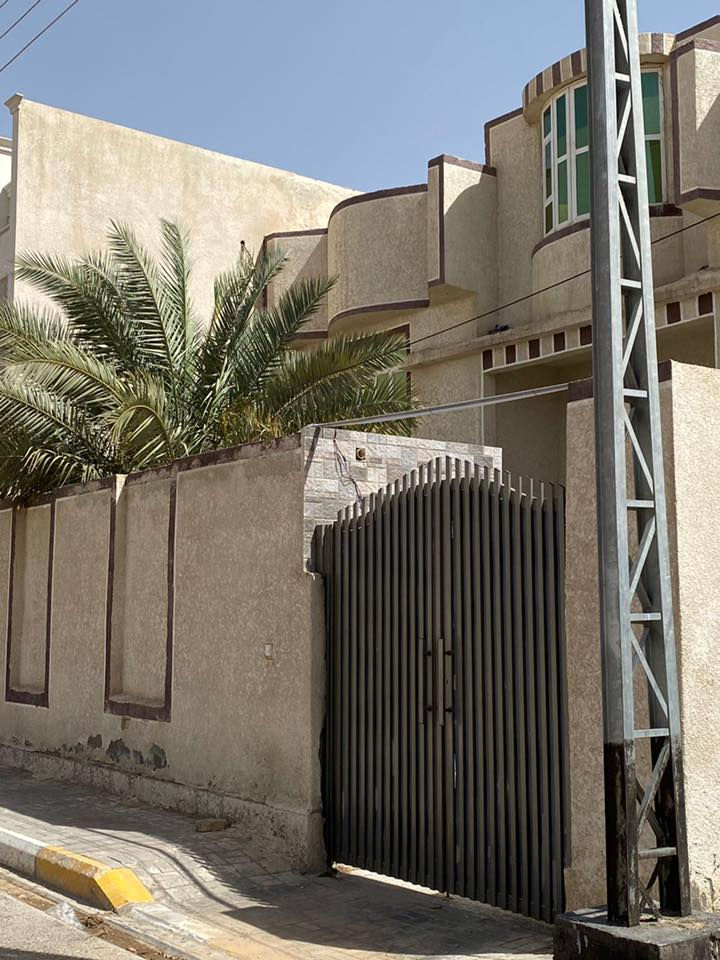 بسم الله الرحمن الرحيم
اللهم صل على محمد وال محمد

#بيت للبيع ركن 
مساحته ٢٨٠ متر طابقين 
كونكريت مسلح غرفتين نوم ارضي
وهول ٤.٢٥ * ١٠.٥ متر
واربع غرف نوم بالطابق الثاني 
وهول ٤.٢٥*٧.٥ متر
بناء￼ ٢٠١٠ فيه طارمه  ٨٠ متر 
وحديقه ٠ كراج يسع ل ٣ سيارات

#الموقع حي الحكم خلف 
معمل ماء الامل 
امامه متنزه كبير خدمات تبليط
ومجاري وخط انترنيت ضوئي
المنطقه نظيفة جداً

السعر خاص
مكتب علي شريف
***********
