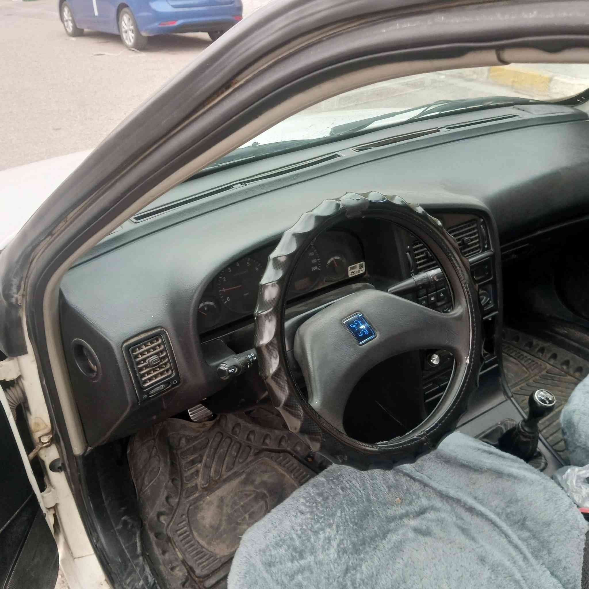 السلام عليكم بيجو 405 للبيع رقم نجف كفاله عامه تبريد شغال مكينه جير حداديه تخم تايره كله جديد السعر 37 ورقه رقم الموبايل***********
