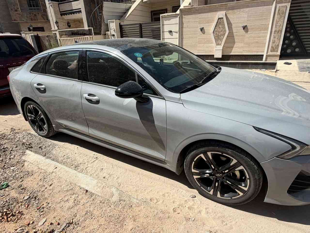 K5 2023 gt line
لون سمنتي وداخل احمر بلادي ومواصفاتها معروفه
حادثها بنيد مبدل نفس اللون وبالعراق صار بيها 
بارد بالباب الخلفي جهه الصدر وشبر بالجاملغ بارد
175$
***********

