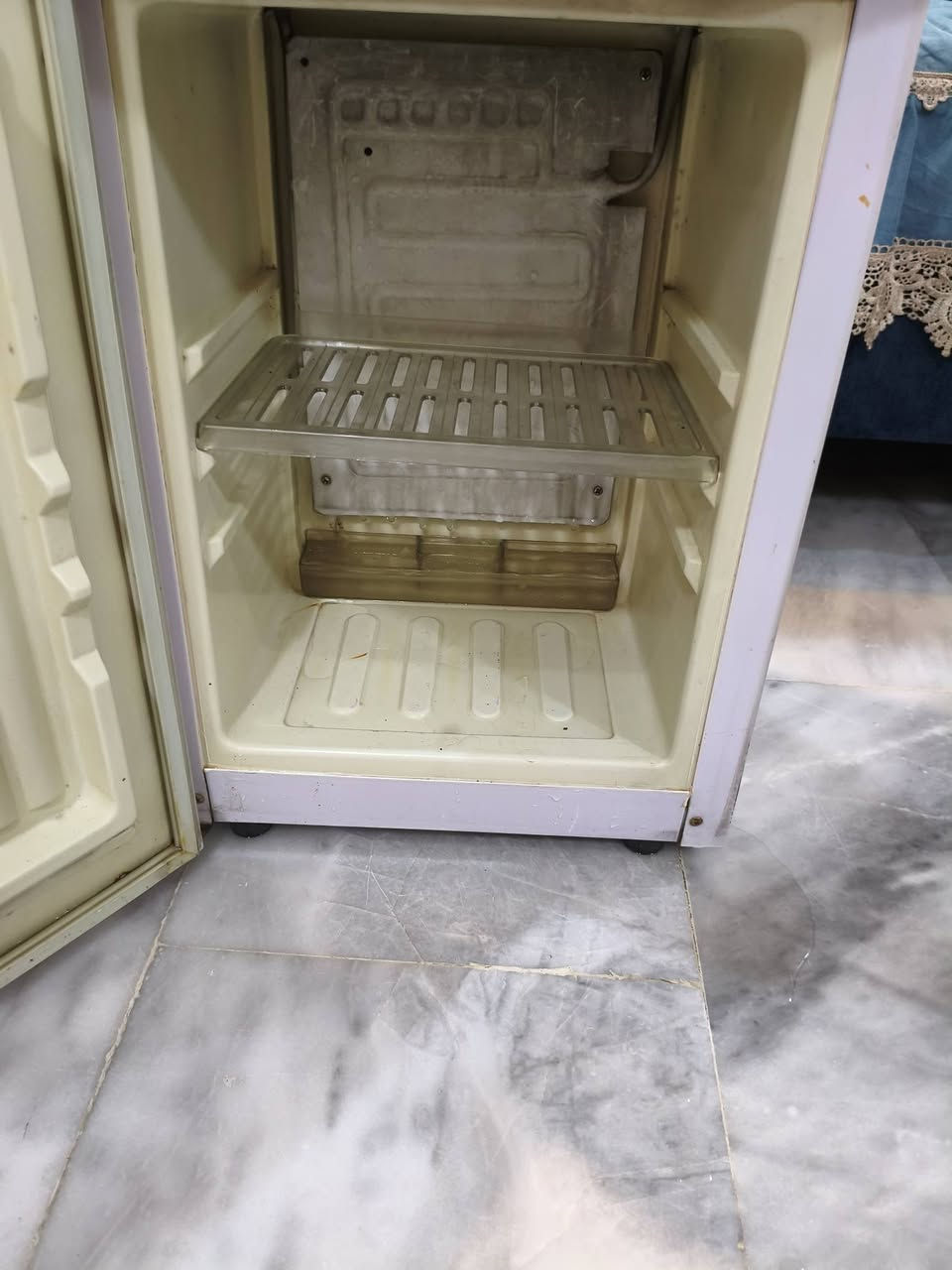 السلام عليكم للبيع براد ماء حار بارد  مع ثلاجة ماركة صفا اصلي شغال فقط الغطاء بي فطر كما موضح السعر 65 الف بغداد حي الجهاد ***********
