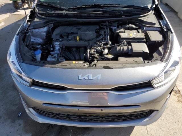 السيارة كيا حديثة، لونها سلفر، مريحة وواسعة من الداخل، وتحتوي على مكيف هواء وشاشة ملاحة. الدعامية الخلفية تحتاج إلى تصليح بسيط مثلما موضح بالصور. للاستفسار والمزيد من التفاصيل، يرجى التواصل معي.