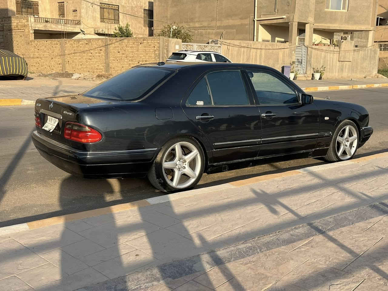 للبيع ام عيون موديل 98محرك في السياره كلش حلوه ولا كن بيه نقوصات بسيطه حداديه اماميه خلفيه جديده مكينه وكير حلواه تبريد شغال ويه السويج رقم دهوك قديم اكفلك مداور عارضه بسعر مناسب الي اتفيده يتصل مارد عل مواقع ***********
