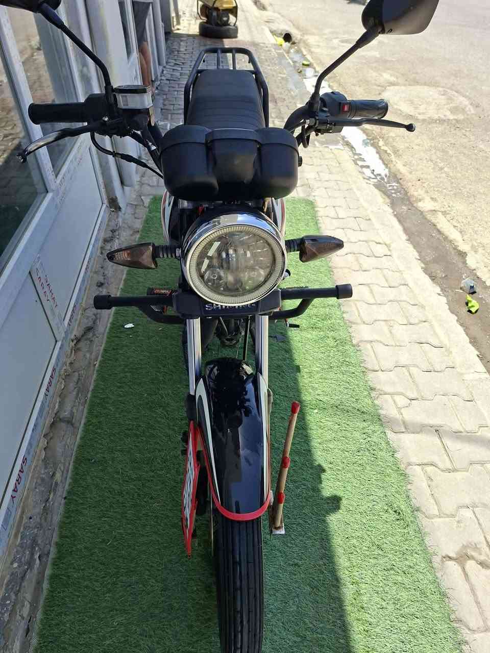 سلام عليكم دراجه شاينك موديل ٢٣ مرقم سنويه ولوحه ديالئ دراجه جديده بمعنئ الكلمه مكفول مابيه اي نقص دراجه بلاديه لامفتوحه لا تبخير لاتنقيص محرك كفاله الشراي يتصل *********** مكاني ديالئ بعقوبه
