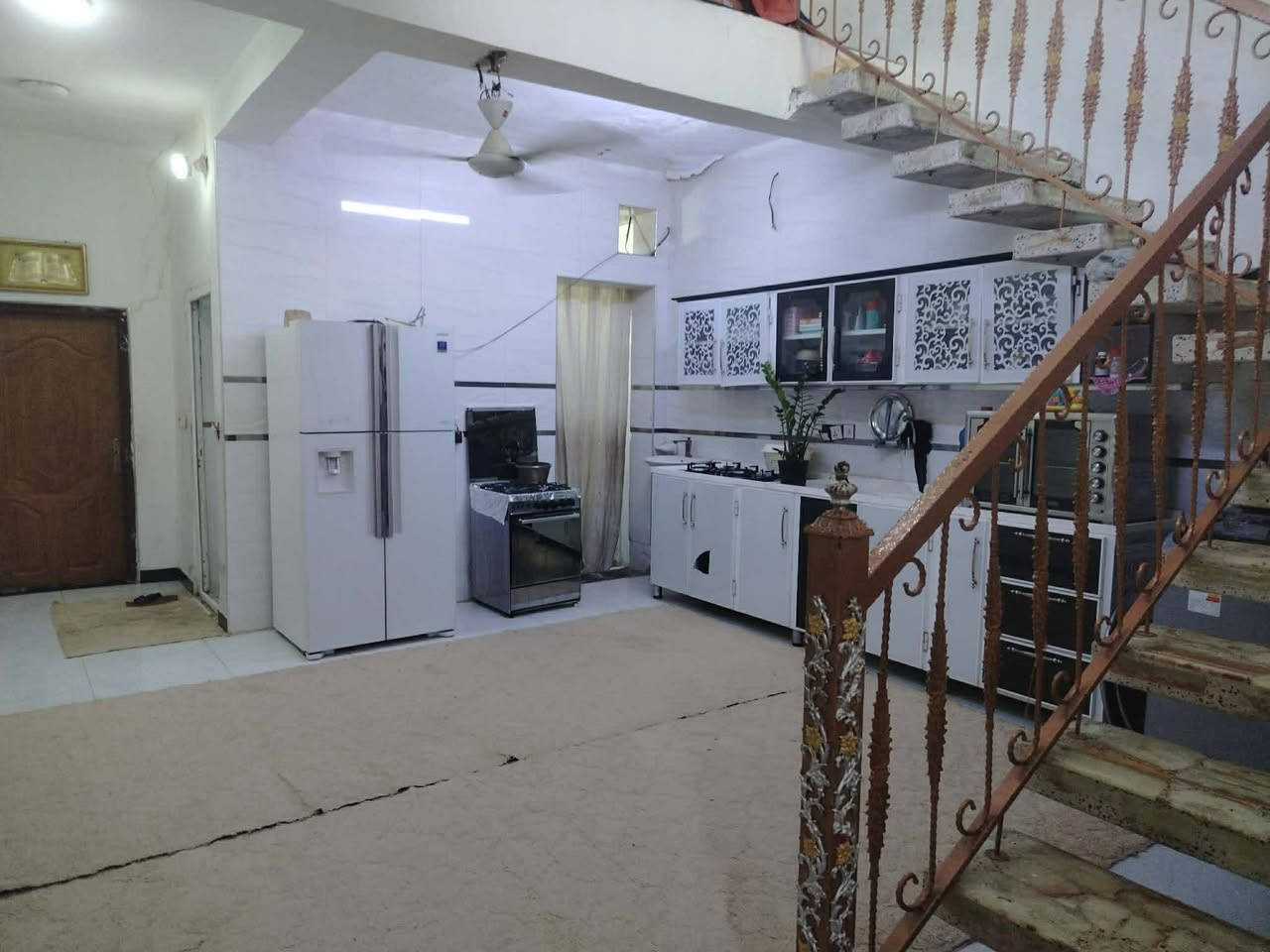 السلام عليكم

بيت 🏠 الايجار حي الجزائر 

مساحته ١٤٠ م واجهه مترتين 

مدخل 

استقبال 

صاله كبيره 

وغرفه 

مطبخ 

حمامات ٢

مناور ٢

الاستفسار ***********

***********

او مراجعة مكتبنا الكائن الجزائر شارع المطاعم قرب صيدليه عالم الدواء اذا ارت بيع عقار او بناء او ترميم ماعليك فقط مراسلتنا 

المطور العقاري
