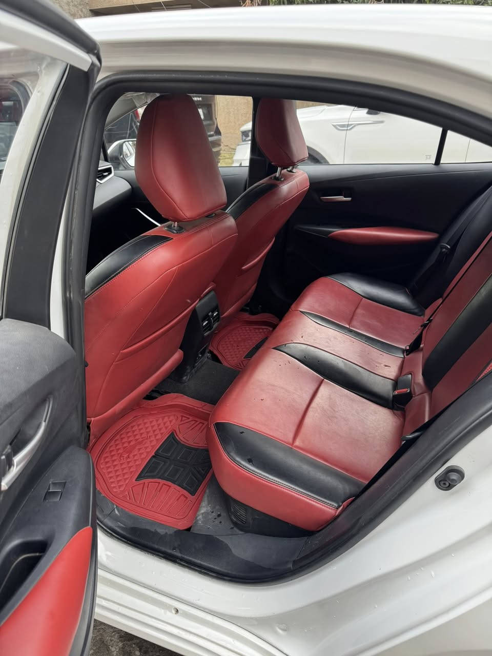 � للبيع كورلا 2025 وارد الصين 🚗
▫️ اللون: أبيض
▫️ داخل: جلد أحمر
▫️ القير: أوتوماتيك
▫️ العداد:21,000 كيلو
▫️ كشن كهرباء
▫️ الحالة: نظيفة جداً

✨ المواصفات:

 • شاشة
 • كاميرا خلفية
 • تحديد مسار
 • بلوتوث + USB
 • مثبت سرعة
 • دخول ذكي
 • مرايا كهرباء
 • تكييف قوي
 • إيربگ

🔥 المميزات:

 • السيارة ما تحتاج شي
 • مشيها ناعم
 • اقتصادية بالبنزين
 • فحص بأي مكان

💰 السعر: (158 ورقة)
📍 الموقع: (السيدية)
📞 للتواصل: (***********)
