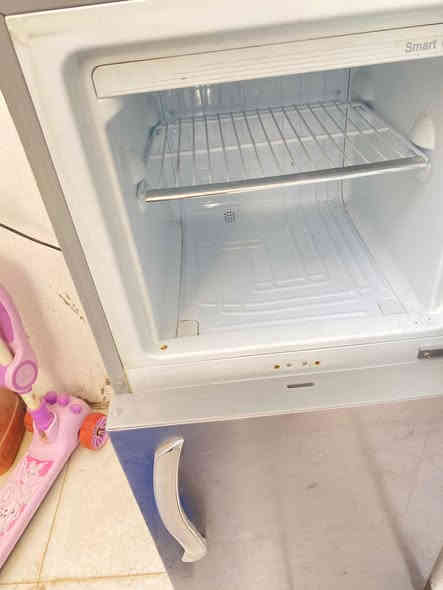 السلام عليكم ثلاجة حجم وسط كينوود للبيع شغالة تبريد ثلج ماداخلة تصليح للبيع السعر 100 الف و بيهة مجال المكان بغداد ***********
