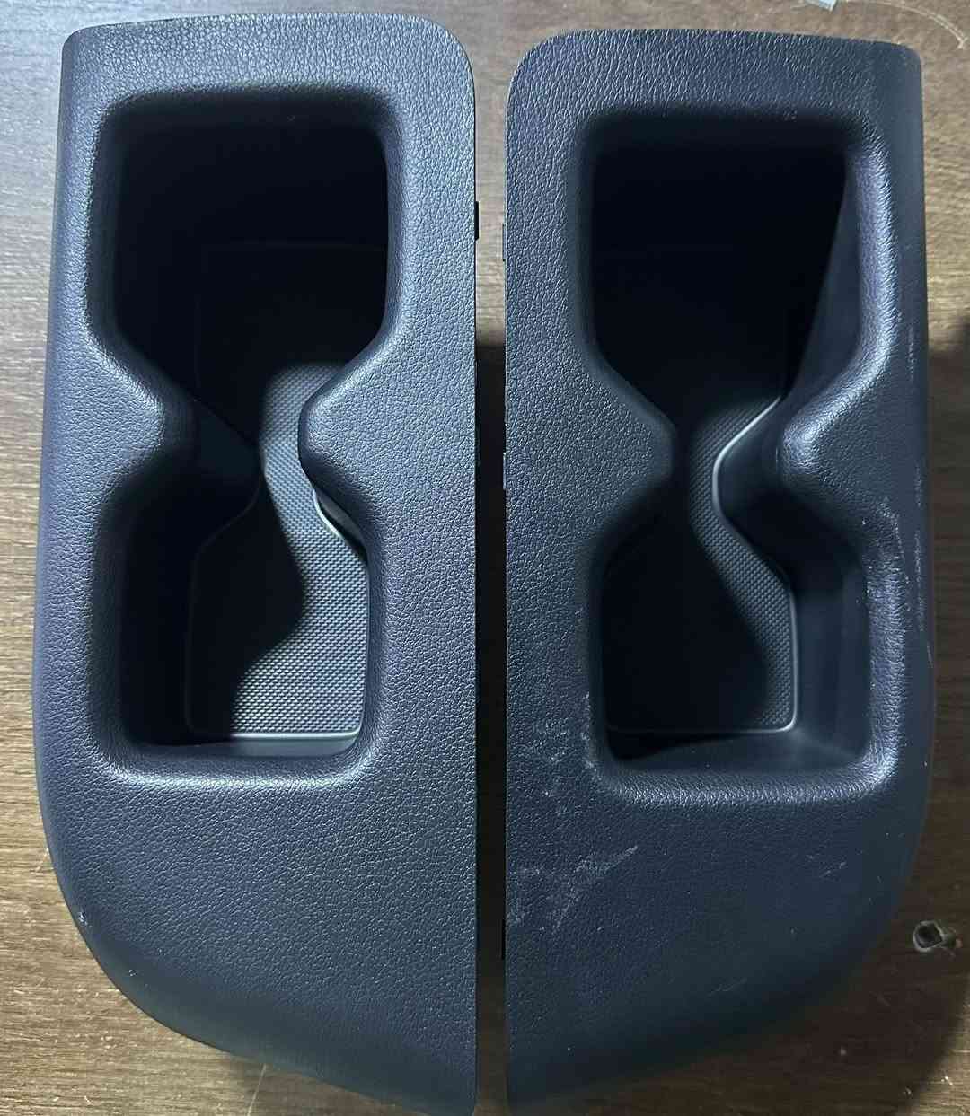 تحكم مقاعد خلفية يمين يسار هونداي باليسايد كاليگرافي مع حاضنة كاسات خلفيه يمين يسار جديد وكاله للأستفسار عالخاص او الاتصال ***********
