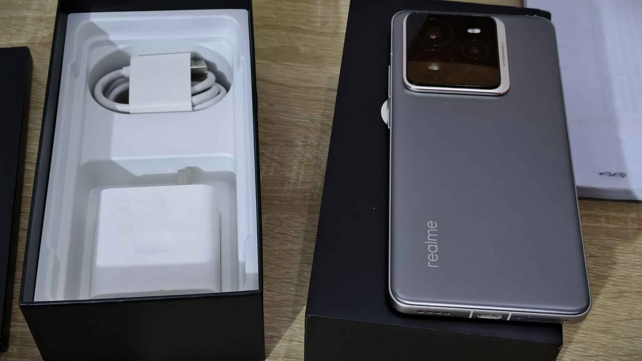 ريلمي GT 7 Pro 
نظيف جدا جدا كامل ملحقات 
نسخة صينيه يدعم تسجيل مكالمات بدون تحذير 
للبيع السعر 645 الف سعر ثابت 
مكاني كربلاء حي الغدير 
للتواصل ***********
توصيل متوفر كربلاء, العراق
