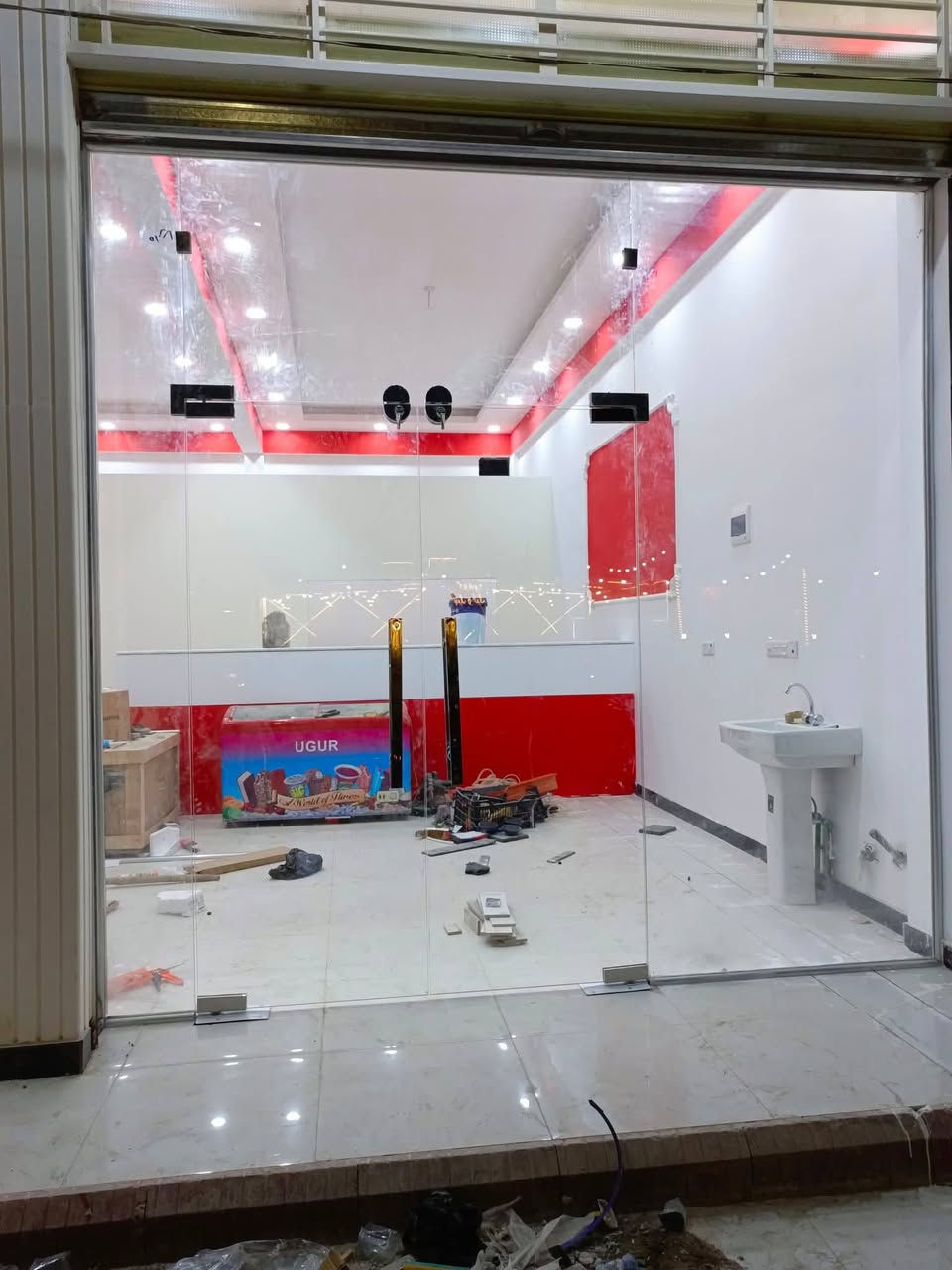 سلام عليكم✋
نعمل جميع أنواع زجاج السكيورتي
10 ملم عادي والمسكرت
واجهات محلات وصيانة الابواب
وقواطع حمامات و بلكونات
عملنا ضمان في المواد 
***********
***********
