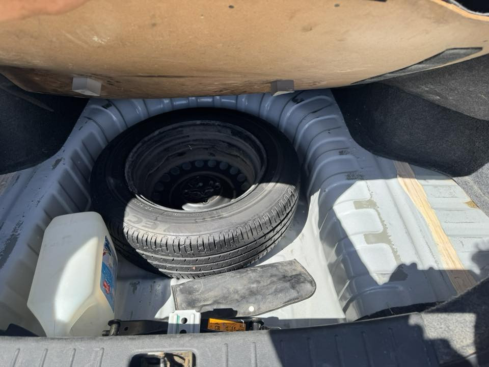 السلام عليكم نيسان سني مديل ٢١ السياره كفاله ما عده طخه بسيطه كما موضح بل صوره السياره لا صبغ لا تبديل ولا ضربه رقم اربيل تريد تحويل تريد وكاله السياره جاهزه مكينه كير تبريد حداده ما ناقصه برغي دوشمه ارضيه وكشنات السياره حلوه مكان بصره جزائر السعر ١١٥ الرقم للستفسار ***********
