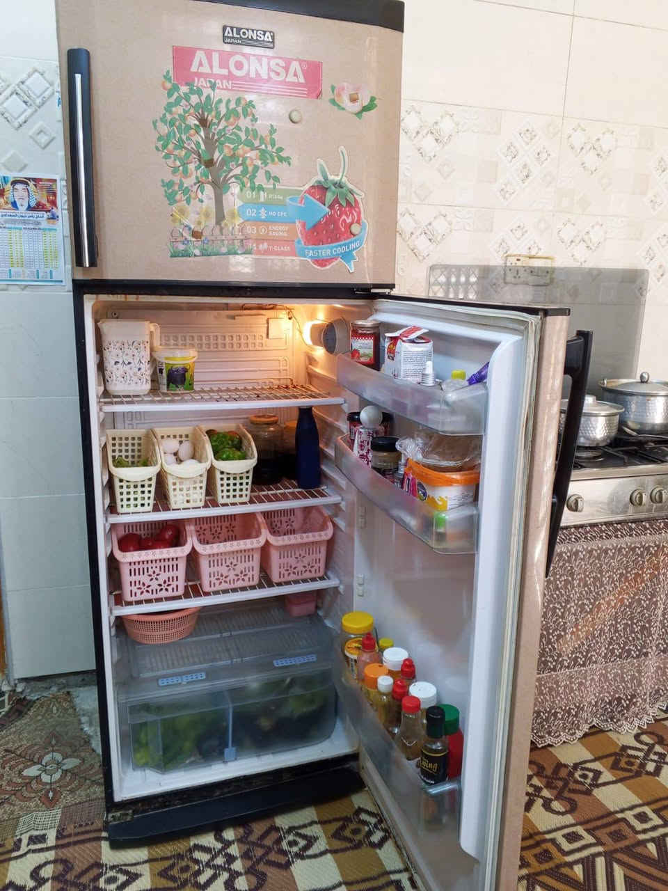 مكلفه بالنشر ثلاجه حجم 25
قدم مبدل ماطور والتجميد بالصوره
كدام العين 200 
والسوده ب حجم صغير ب 
100
***********
