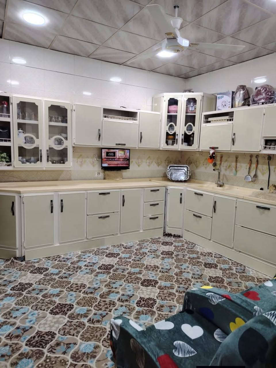 للبيع بيت طابو صرف مساحة 220م #طابق_واحد
#طويريج ام الهوى الجديده مقابل شارع الباشا 150متر على الشارع الرئيسي
استقبال و هول و صاله و مطبخ غرف نوم 2 وصحيات خارجيه وداخلية و مناور و طارمه و كراج سيارة
البناء طابوق السقف مسلح السطح فرشي البيت نظيف جدا و مناقصه اي شيء للاستفسار مراسلة الصفحة او على الرقم ***********
