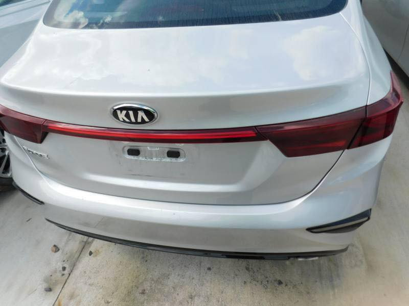 السلام عليكم كيا فورتي 2019 وارد امريكي  محرك 2000  دوش  مواصفات  شاشه كار بلي  كامرا دوراه حساسات  اماميه خلفيه رادرات  تحكم سترين جهتين تبريد  ثلج حادثه موضح بالصور وبيه الباب خلف السايق بي بارد  سياره جاهزه رقم انكليزي باسمي  تخم تاير جديد صدر نضيف دوشمه مكانه شهداء العبيدي *********** سعر 135
