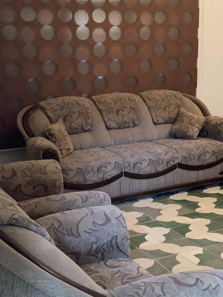 للبيع .طخم كنبات يحتوي على كنبات كبيرا عدد 2   وكنبات صغار 4 للتواصل الاتصال على هذا الرقم ***********
