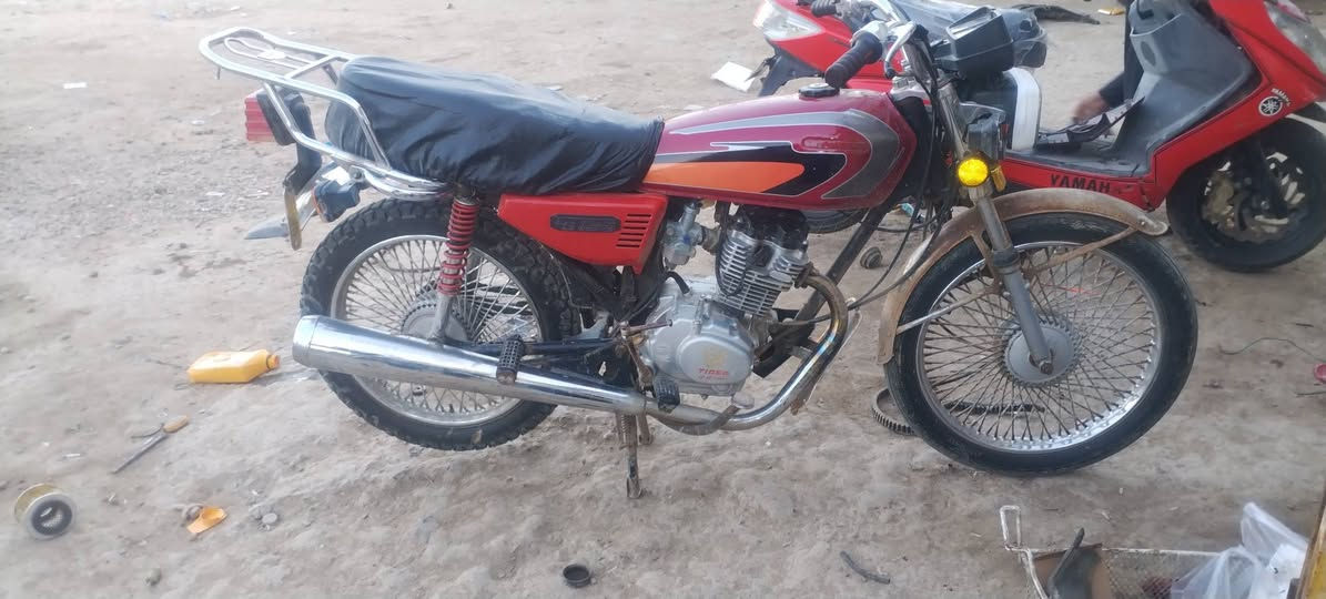 دراجه اربعه كير أوراق  سعر 400 وبيها مجال قليل بغداد الاتصال ***********
