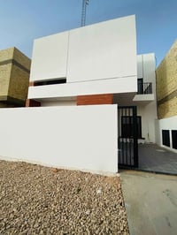 مقابل جامعة الكفيل • ٢١٠م طابقين • ٤ غرف