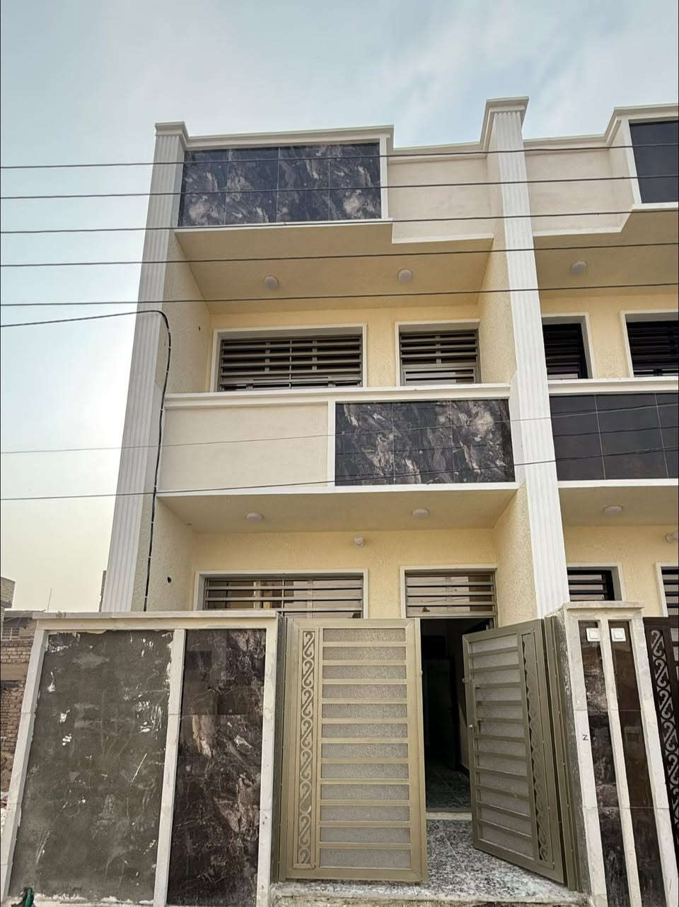 سلام عليكم 
دار للبيع 
المساحة ٧٥ متر طابو ملك صرف سكني

طابق ونص 

الموقع بغداد منطقة الانتصار مقابل مستشفى حمادي شهاب طريق الشعب الحسينيه 

يحتوي على 
استقبال ومطبخ حولي 
و غرفتين نوم
ومنور 
مع صحيات

بناء جديد زيرو ما مسكون
للإستفسار الاتصال على الرقم 📞
📞
***********
