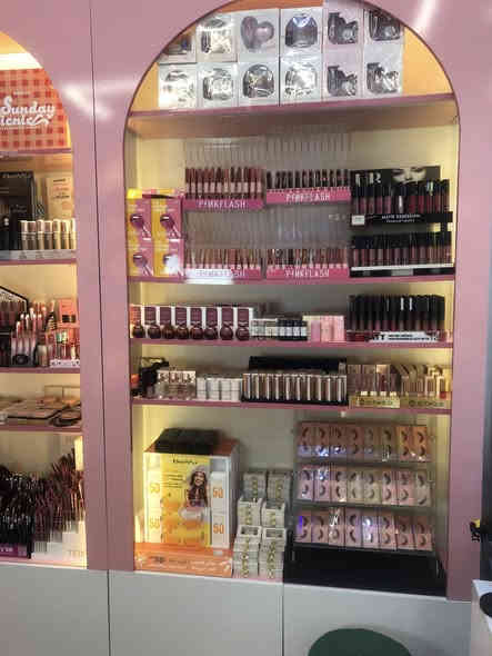 السلام عليكم 
كوزمتك جاهز للبيع
مول الجادرية - القرية
المساحة 15 متر
المحل جاهز من ديكور و بضاعة و سستم محاسبة و منظومة كاميرات 
البيع يشمل الديكور و البضاعة و التأسيس
و المحل ايجار شهري 1.4 مليون
للتواصل ***********
