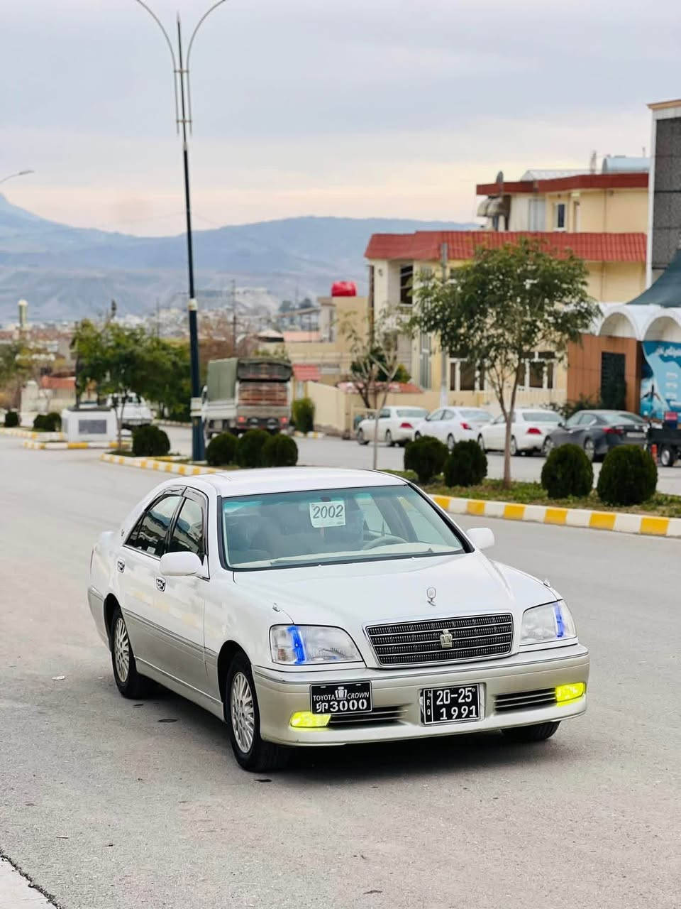 ‎سەرەتا بەناوی خوای گەورە
مەلیکە مودیل  ٢٠٠٢
موس موس
سەیارەی مالە  مەسرەفی کامل کراوە 
رەنگی مۆزی  ناو زەرد  دەشبول  سەرو ژێر نەجەف
یەک  دوگمەیە  کوشن کارەبا  ئاوێنە  شەفت و هیتەر
سەیارەکە کۆدی هەیە بۆی کراوە  بە ناوی خۆمانە
مەکینە  دیفۆر  بچوک 
لایت  پێش و دوای کریستال 
گێر و موکینە و کارەبای  بەشەرتی  ١٠٠ فیتەر 
 چوار  تایە و ویلی لۆکی لە ژێرایە
                                                بێ دوکەڵ  و بێ سەرف
‎بێ چاڵ و شوخت 
‎سارد و گەرم و برێكی بەسراوە
‎جامم هەلگرتوە
‎پاتری تازەیە.
‎لە دەعامی بۆ دەعامی بە شەرتی هەمو شتێك ئەیفرۆشم.
‎مەسرەفی کامل کراوە  
‎سەیارەكە روبەڕو لە وێنەكان زۆر جوانترە  
                                      نرخی ٤٩$ مەجالێکی کەم
‎هەزاری تەبع مەسروفی نیە سەیارەكە
/گۆرینەوەش دەکەم لەگەل شاهینەی رەش
                                             شوین / عەربەت 
                                               ژ.م / *********** السليمانية, العراق
