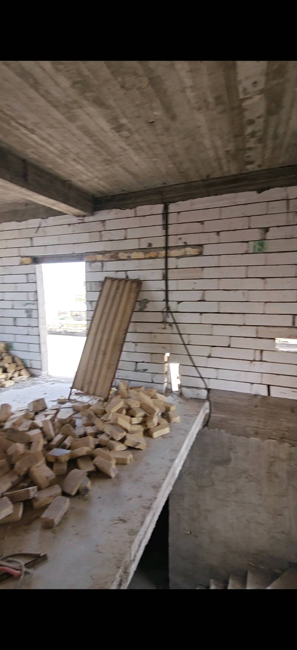 بيت للبيع  100 متر مربع 10×10
النجف / قضاء المشخاب حي المعلمين نزله الصناعي قريب على التبليط
مرقم بلدية 
اساس كونكريت مسلح

بناء الطابق الاول طابوق وسقف كونكريت مسلح

يتكون من صحيات داخليه وخارجيه و استقبال ومطبخ مفتوح على الصاله وغرفه نوم.

والطابق الثاني بناء ثرمستون و سقف كونكريت مسلح يتكون من صاله جبيره وصحيات.

تأسيس ماء ومجاري كامل مع صبه الارضيه سكريد. يعني مباشر طبك ارضيه بالمادة

تأسيس كهرباء بواري دفن

ملبوخ داخل وخارج اسمنت. والحمامات والمطبخ ملبوخ مساطر.

***********