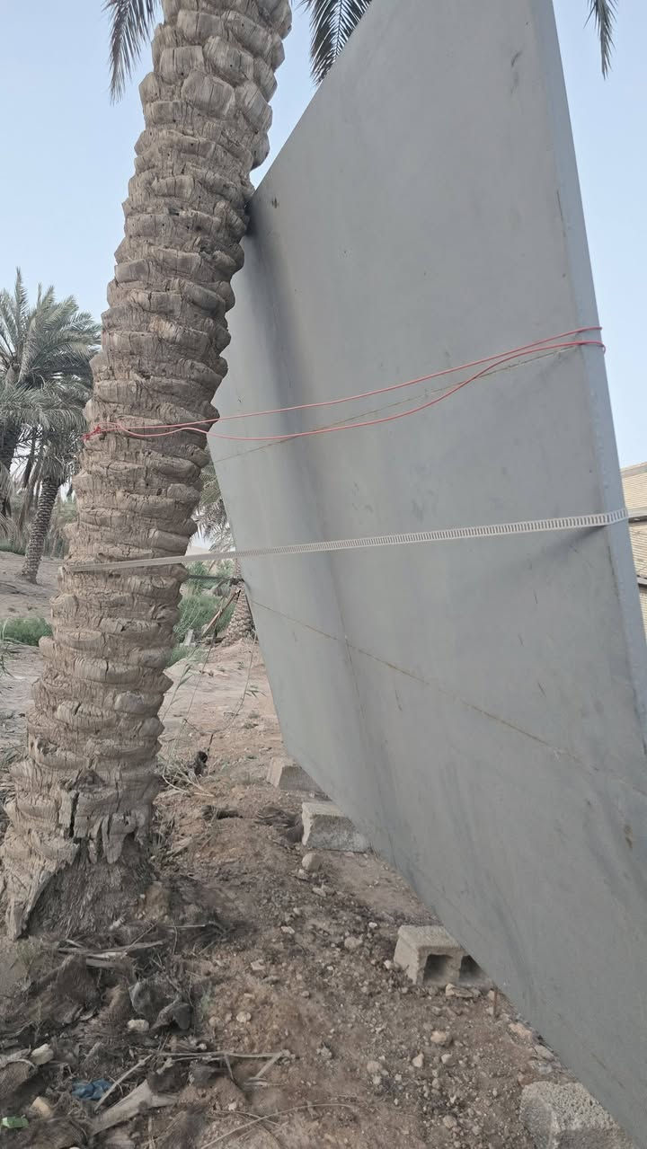 كيسبان ثقيل ابعاد 8.5 × 20 غير مستعمل (ممشدود )وياه ساقية مغلون مشدوده بالحايط بدون استعمل بيه عواج قليل 

باب مخزن حديد تعليك جديده مصبوغة غير مستعمله   ابعاد 3.2 ارتفاع * عرض 4 متر طول  مع شلمانه جديده مصبوغة  
مكان كوفة شارع المعمل 
*********** اتصال -واتساب
