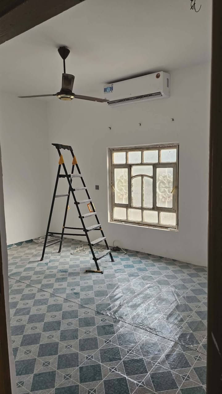 السلام عليكم ورحمة الله وبركاته يوجد الدينا بيت للبيع مساحه البيت الكليه 650
بناء 200 بلوك بي غرفتين مساحه 5×3 ونص
صاله 12 ×4
مطبخ 3ونص ×3 ونص 
براني 4×5ونص 
صحيات حمام وتواليت ومنزع داخلي وحمام وتواليت خارجي 
مجاري جديده وماي جديد درجه اوله البيت وياه كاونتر تسكام وجديده بعده وياه سبلت كنتوري 1 منصوب ما و2 طن منصوب ومكيف مستعمل كلهن منصوبات بس ما مشتغلات  ومحل 5×4 وحديقه داير البيت انواع الفواكه  ونخل البيت اثثته وماكاعد بي الأرضيه شتايكر وصطح شتايكر ***********
