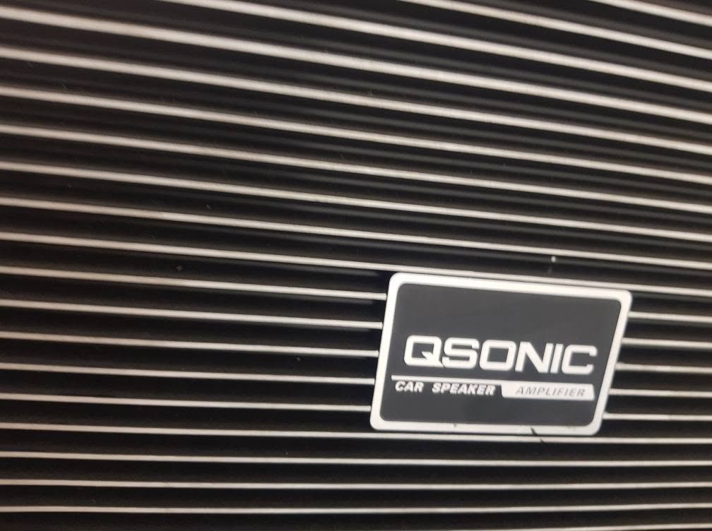 *للبيع امبليفاير QSONIC 4 قنوات Car Amplifier*

*المواصفات:*
1. *الماركة*: QSONIC 
2. *النوع*: امبليفاير سيارة 4 قنوات `4-Channel`
3. *المخارج*: 4 مخارج سماعة + قابل للدمج `Bridge` للصب ووفر
4. *المداخل*: مداخل RCA امامي + خلفي 
5. *الاعدادات*: 
   - تحكم Gain للقوة
   - كروس اوفر HPF/LPF/FULL
   - Bass Boost للبيز
6. *الحماية*: فيوز 30A + لمبة Protect + لمبة Power
7. *التبريد*: مبرد المنيوم كبير شرايح للتبريد العالي
8. *الاستخدام*: يشغل 4 سماعات ابواب، او سماعتين + صب ووفر مدموج
9. *القوة*: 60-80 واط RMS للقناة `الواط المكتوب بالدعاية يختلف عن الواط الحقي`

*الحالة*: مستعمل نظيف وشغال 100% 

 العنوان الحريه بغداد, العراق


**إذا كنت صاحب هذا الإعلان وتريد حذفه لأي سبب، رجاءا أرسل رسالة إلى الدعم الفني**
