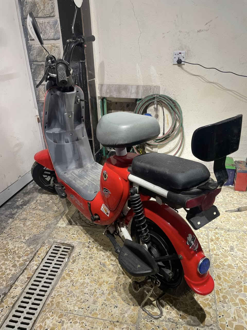 السلام عليكم دراجه شحن حجم 14الدراجه كلش نضيفه كلشي مابيهه كلشي شغال بيهه كل كهربائياتهه شغاله مكان بغداد الامين الثانيه ***********-***********السعر 200
