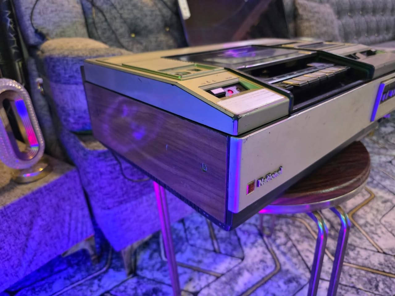 السلام عليكم فديو كاسيت ناشونال موديل 8600 ياباني عوزه قوايش يقدم يرجع فقط بلي ما ينطي متروك عوزه قوايش نضيف سعره 60الف. /***********
