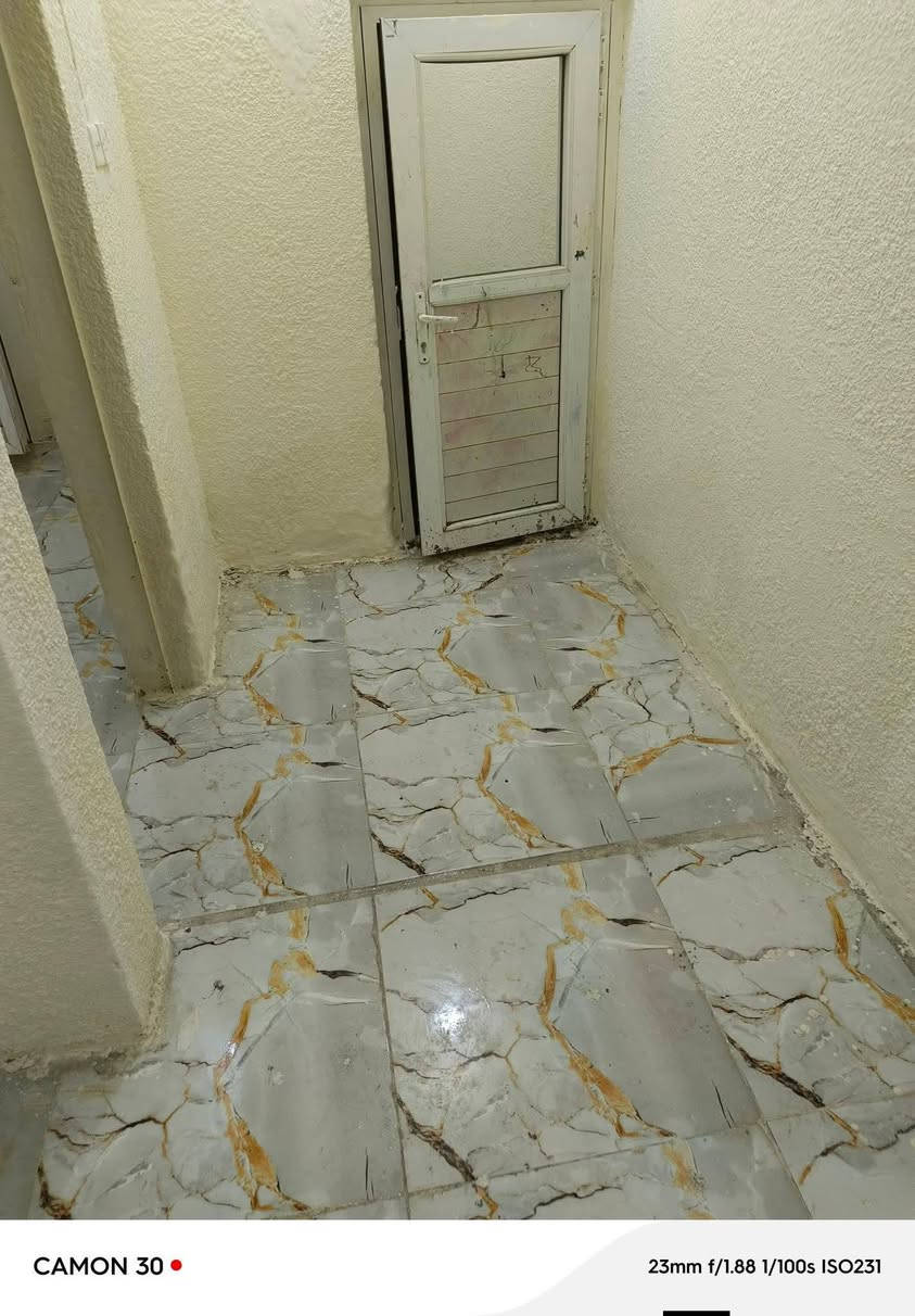 بيت للبيع مساحة 50 متر بناء نظيف جدأ غرفه وصاله ومطبخ وتخاريج ومكشوفه  بشارع المطار القديم بلفرع اسواق فارس. الارضيه بورسلين البيت كله الاستفسار رقمي ***********
