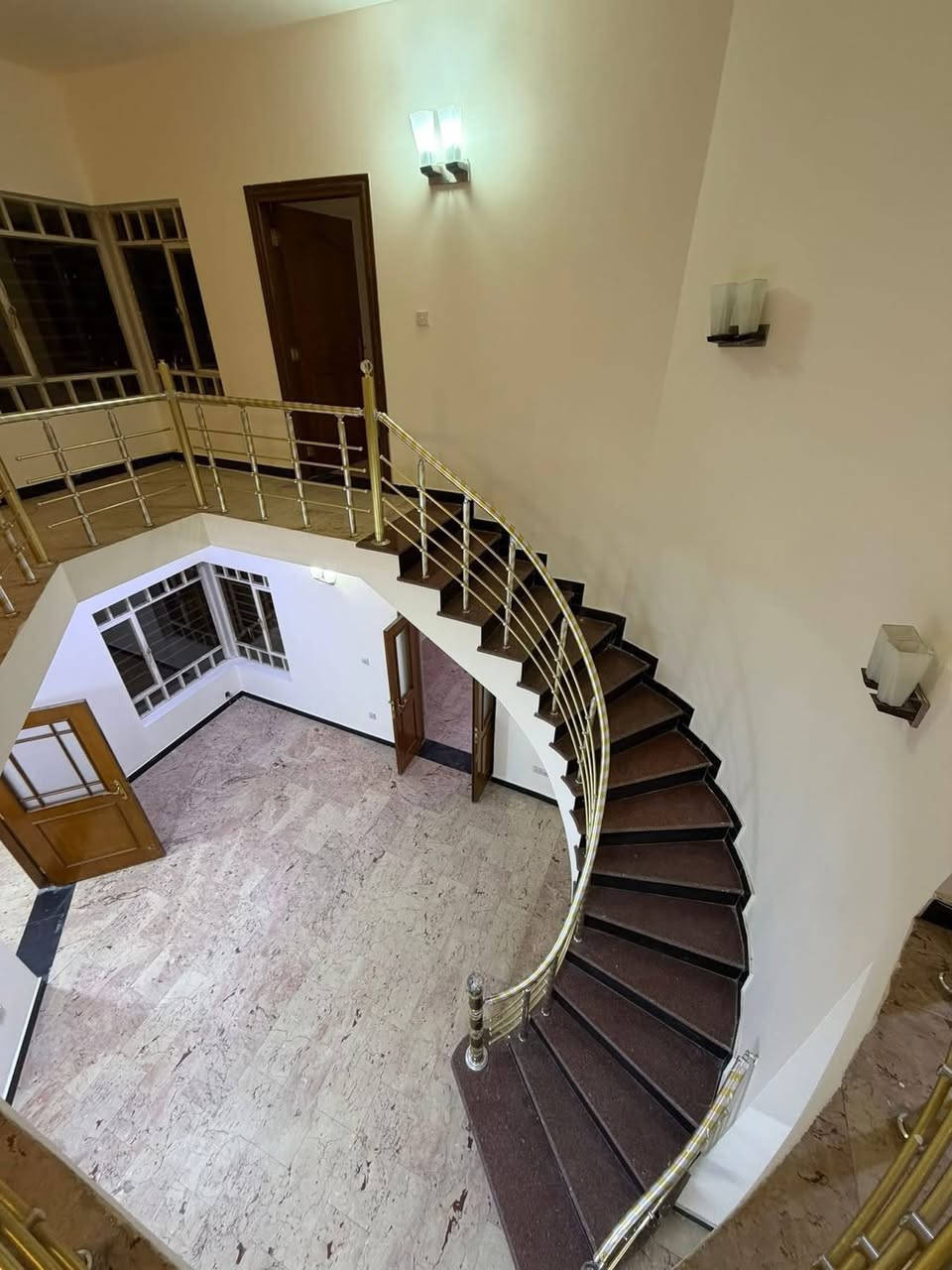 ⭕️.للايجار 

⭕️.دار مساحة 250 متر 

📍.المنصور المتنبي موقع مميز قريب شارع14 رمضان 

⭕️.يحتوي على غرف منام عدد4+صاله كبيره مع صاله داخليه واسعه +مطبخ حار بارد +خدمات صحيه +كراج وحديقه 

🟢.للاستفسار والتواصل /***********

✅.يتوفر لدينا عروض ايجار بمختلف المساحات التجاريه والسكنيه داخل مناطق بغداد كرخ/رصافه 

📍.منصور.يرموك.قادسية.حارثيه.جادريه.عرصات الهنديه.كراده وضواحيها
