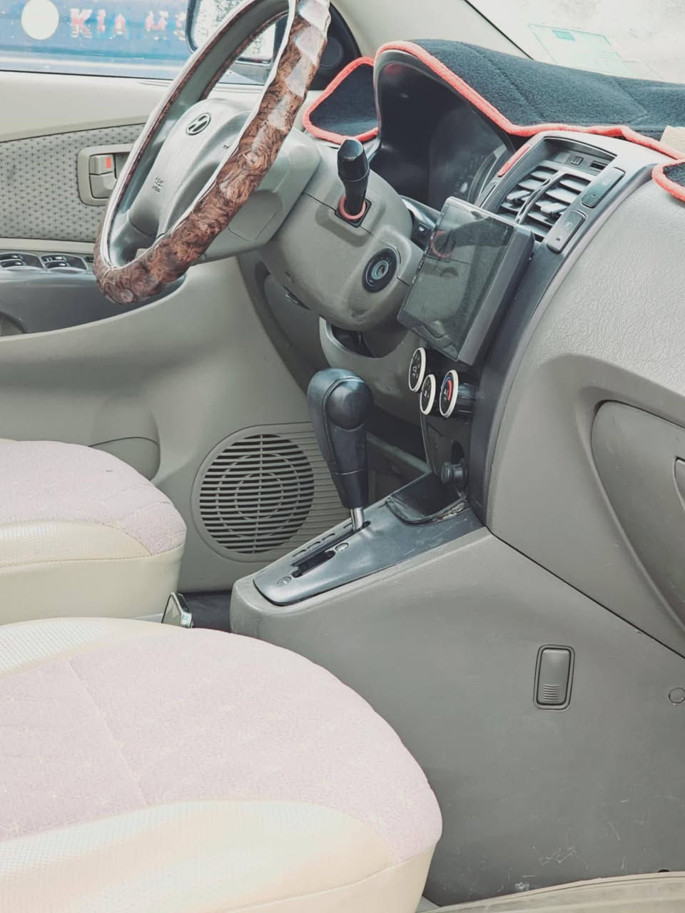 توكسان ٢٠٠٩ بغداد خليجي ستة سلندر، محرك ٢٧٠٠، سنوية لسنة ٢٠٢٧ مشروع وطني، مكفولة من الحادث والتبديل، سوناره موجود، وأي استفسار الإتصال ب *********** السعر ١١٨ وبيه مجال قليل حك الجية، مكان السيارة محافظة الديوانية.
